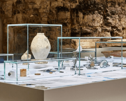 Anti reflective glass at mesum for display