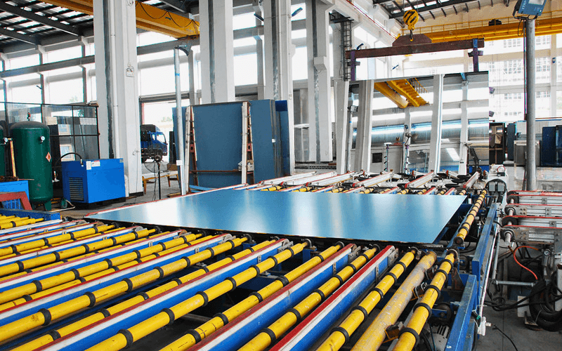 مرآة زخرفية عتيقة قيد الإنتاج